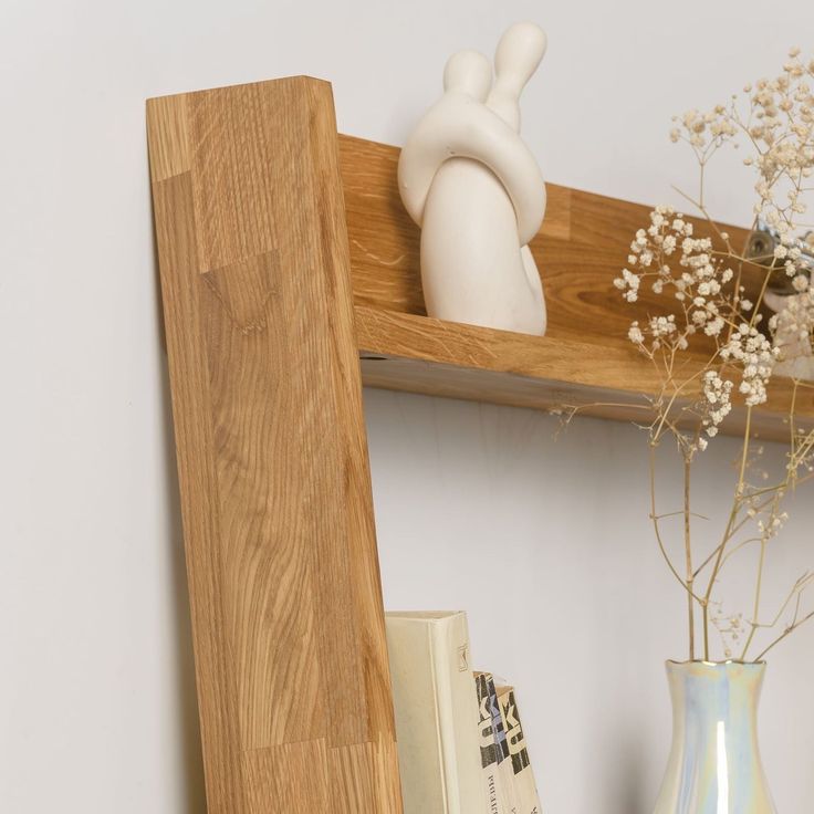 Estantería de roble macizo artesanal para salón mediterráneo