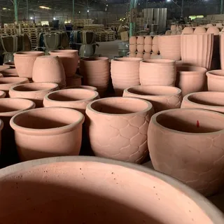 Jarrón ánfora de cerámica artesanal en terracota