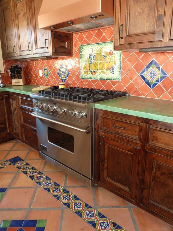Cocina rústica mediterránea con azulejos artesanales y madera