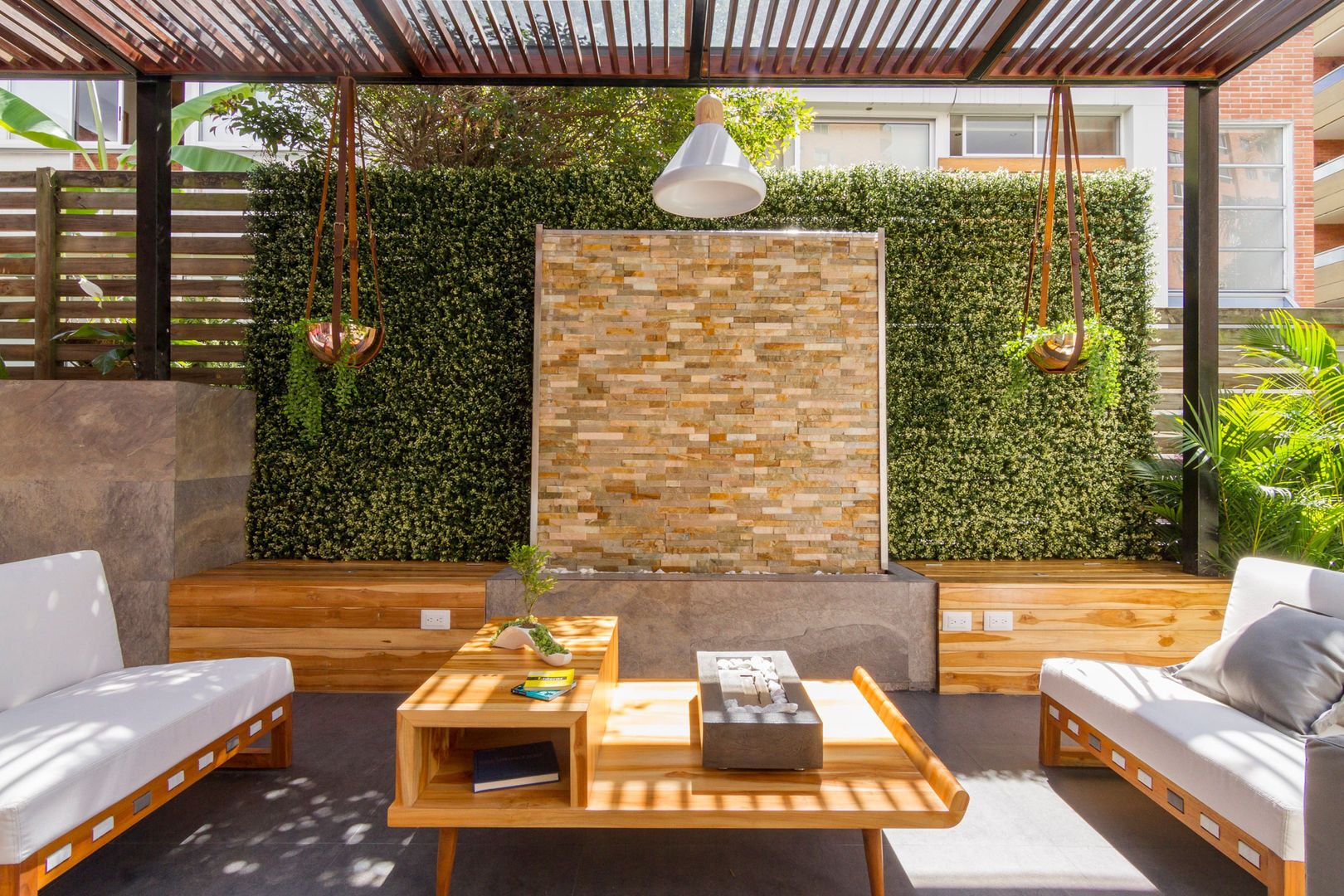 Terraza mediterránea con plantas, cerámica y mobiliario de madera